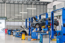 Garage automobile pour réparation de voiture